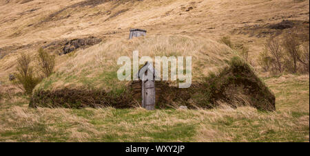 BUOARDALUR, ISLAND - Eiriksstadir, Viking Langhaus, die Erholung von Eric dem Roten 10. Jahrhundert Homestead. Stockfoto