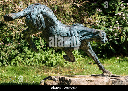 Gepard Skulptur an Attadale Gärten, Strathcarron, Ross-shire, Stockfoto