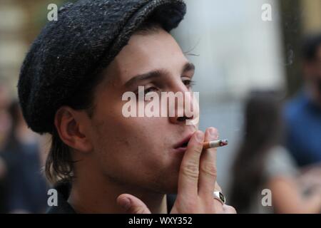 September 18, 2019, Athen, Griechenland: Deutsche Schauspieler JONAS DASSLER im Zentrum von Athen. Jonas Dassler besuchen Sie Athen für die Premiere der Bewegung" "Der goldene Handschuh'' (Der goldene Handschuh) während der 25. Internationalen Filmfestspiele. (Bild: © aristidis VafeiadakisZUMA Draht) Stockfoto