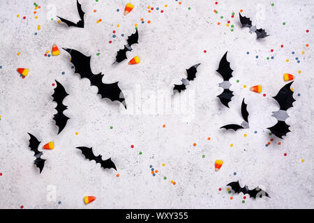 Schwarzes Papier Fledermäusen auf eine Mauer aus Stein Stockfoto