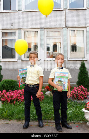 Grodno, Weißrussland - September 02, 2019: Grundschüler Zwillinge auf der Werft, die am ersten Tag des Schuljahres. Tag des Wissens in der 9. Stockfoto