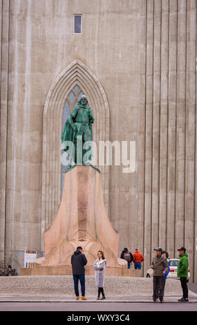 REYKJAVIK, Island - Leifur Eiriksson Statue in der Kirche Hallgrimskirkja, weißem Beton. Stockfoto