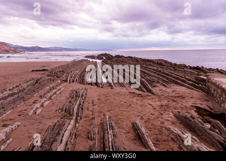 Flysch, itzurun Strand, eine Sequenz von Sedimentgestein Schichten, Zumaia, Baskenland, Spanien Stockfoto