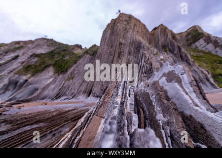 Flysch, itzurun Strand, eine Sequenz von Sedimentgestein Schichten, Zumaia, Baskenland, Spanien Stockfoto