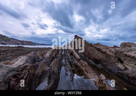 Flysch, itzurun Strand, eine Sequenz von Sedimentgestein Schichten, Zumaia, Baskenland, Spanien Stockfoto