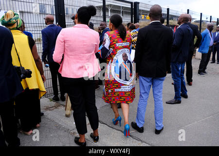 Brüssel, Belgien. 18. September 2019. Anhänger der Demokratischen Republik Kongo Präsident Felix Tshisekedi bei einem Besuch der Kongolesischen Diaspora als Teil des offiziellen Besuchs des Präsidenten der Demokratischen Republik Kongo in Belgien versammelt. Credit: ALEXANDROS MICHAILIDIS/Alamy leben Nachrichten Stockfoto