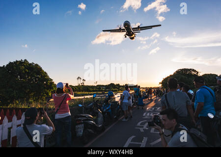 Zuschauer verfolgen und Fotos von "Flugzeug Alley", wie ein Flugzeug tief über ihre Köpfe auf Ansatz, Taipei Songshan Airport fliegen Stockfoto