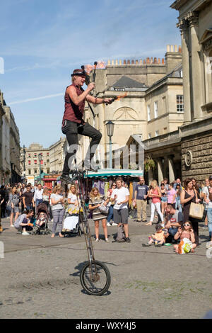 Street entertainer Crash Metall führt im Stall St Badewanne UK Stockfoto