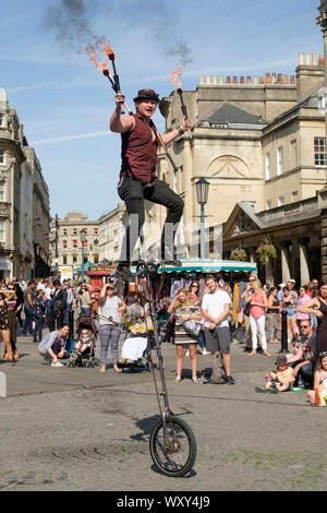 Street entertainer Crash Metall führt im Stall St Badewanne UK Stockfoto