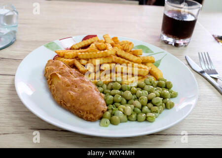 Einfache Cafe Mittagessen, Fisch, Pommes und Erbsen Stockfoto