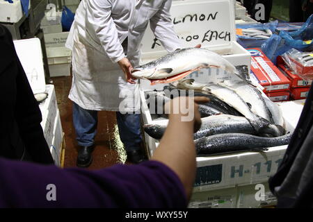 Markt HÄNDLER IN EINEM FISCHMARKT IN DER WESTLICHEN WELT. Moderne am frühen Morgen HÄNDLER IN BILLINGSGATE FISH MARKET IN LONDON, England, UK. Meeresfrüchte von produzieren, Schottland, Wales, Irland, England, DER EUROPÄISCHEN UNION UND DER REST DER WELT. Der internationale Handel. Kleine und mittlere Unternehmen. Tauschhandel. Die Verhandlungen. Kunst DES ABKOMMENS. Kein Abkommen. Beschäftigen. Masseanschlüsse Ressourcen. Fischbestände. Stockfoto