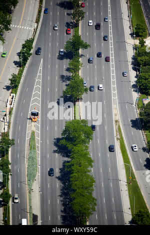 Autos fahren entlang des Lake Shore Drive in Chicago, Illinois, Vereinigte Staaten von Amerika Stockfoto