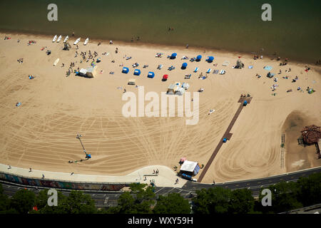 Blick nach unten an der Oak Street Beach Chicago Illinois Vereinigte Staaten von Amerika Stockfoto