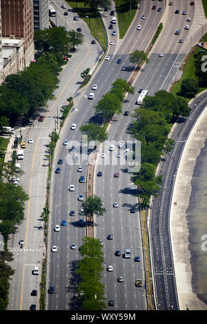 Autos fahren entlang des Lake Shore Drive in Chicago, Illinois, Vereinigte Staaten von Amerika Stockfoto