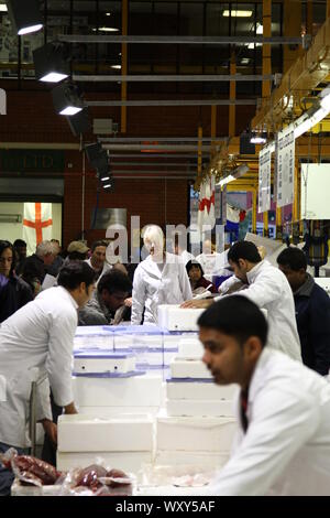 Markt HÄNDLER IN EINEM FISCHMARKT IN DER WESTLICHEN WELT. Moderne am frühen Morgen HÄNDLER IN BILLINGSGATE FISH MARKET IN LONDON, England, UK. Meeresfrüchte von produzieren, Schottland, Wales, Irland, England, DER EUROPÄISCHEN UNION UND DER REST DER WELT. Der internationale Handel. Kleine und mittlere Unternehmen. Tauschhandel. Die Verhandlungen. Kunst DES ABKOMMENS. Kein Abkommen. Beschäftigen. Masseanschlüsse Ressourcen. Fischbestände. Stockfoto
