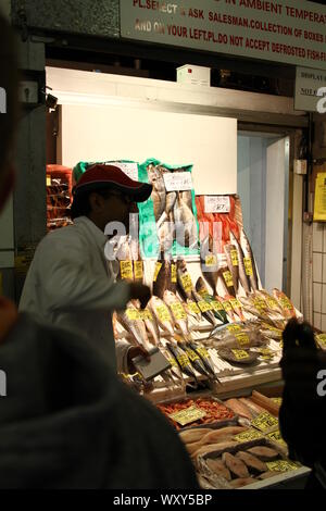 Markt HÄNDLER IN EINEM FISCHMARKT IN DER WESTLICHEN WELT. Moderne am frühen Morgen HÄNDLER IN BILLINGSGATE FISH MARKET IN LONDON, England, UK. Meeresfrüchte von produzieren, Schottland, Wales, Irland, England, DER EUROPÄISCHEN UNION UND DER REST DER WELT. Der internationale Handel. Kleine und mittlere Unternehmen. Tauschhandel. Die Verhandlungen. Kunst DES ABKOMMENS. Kein Abkommen. Beschäftigen. Masseanschlüsse Ressourcen. Fischbestände. Stockfoto