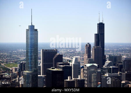 Die Oberseite des Trump Tower und Willis Sears Tower und den umliegenden Gebäuden, die auf den Horizont schauen, wie durch Glas aus dem Hancock Center gesehen c Stockfoto