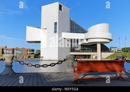 Die Rock and Roll Hall of Fame und Museum auf der Nordküste Hafen am Ufer des Lake Erie in Cleveland, Ohio, USA. Stockfoto