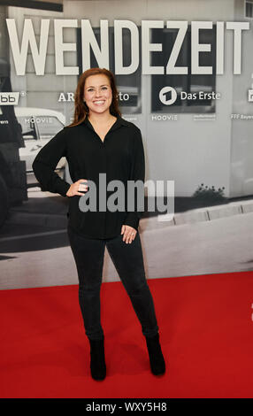 Berlin, Deutschland. 18 Sep, 2019. Schauspieler Josephine Roy kommt zur Premiere der historischen Agenten Thriller "WENDEZEIT" (ausgestrahlt am 2. Oktober, 20.15 Uhr, ARD). Quelle: Annette Riedl/dpa/Alamy leben Nachrichten Stockfoto