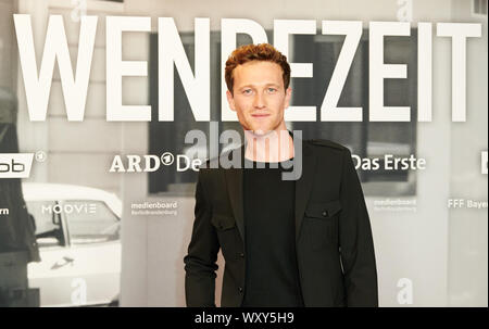 Berlin, Deutschland. 18 Sep, 2019. Schauspieler Artjom Gilz kommt zur Premiere der historischen Agenten Thriller "WENDEZEIT" (ausgestrahlt am 2. Oktober, 20.15 Uhr, ARD). Quelle: Annette Riedl/dpa/Alamy leben Nachrichten Stockfoto