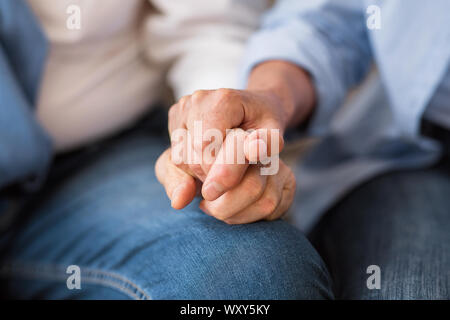 Liebe und Unterstützung. Senior Paar zärtlich bei der Hand Stockfoto