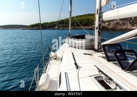 Segelurlaub in Kroatien. Romantik der Yachting. Segeln auf dem Meer in der Nähe der kroatischen Inseln. Yachtcharter deck. Abenteuer Kreuzfahrt. Stockfoto