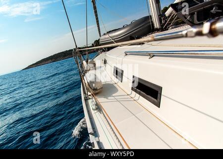 Segelurlaub in Kroatien. Romantik der Yachting. Segeln auf dem Meer in der Nähe der kroatischen Inseln. Yachtcharter deck. Abenteuer Kreuzfahrt. Stockfoto