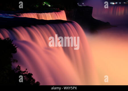 Lange Exposition in der Nähe von Niagara bei Nacht einschließlich der bunt beleuchteten amerikanischen und kanadischen (Hufeisen) fällt, USA Stockfoto