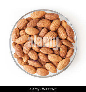 Mandeln in Glasschale auf weißem Hintergrund Stockfoto
