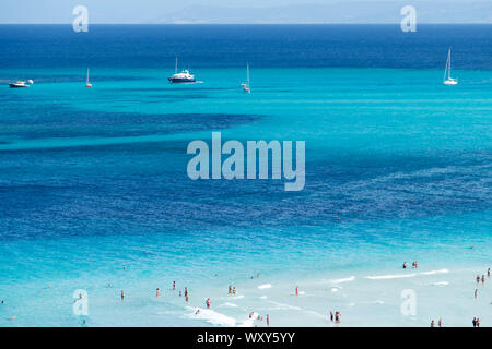 Strand am Mittelmeer. Spiaggia La Pelosa, Stintino, Sardinien, Italien Stockfoto