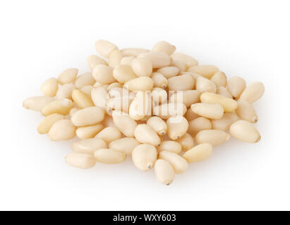 Cedar enthäutet Pinienkerne auf weißem Hintergrund mit Freistellungspfad isoliert Stockfoto