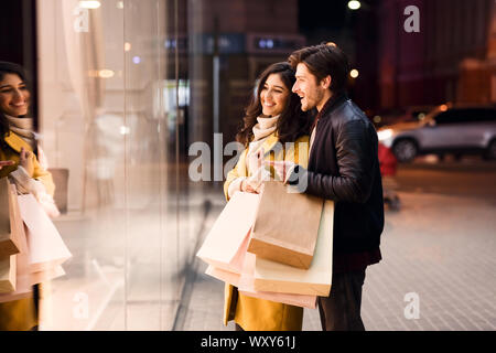 Window Shopping. Junges Paar an Showcase auf der Suche Stockfoto