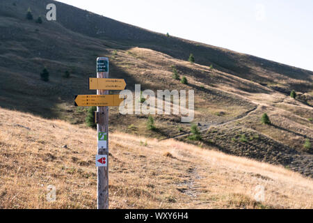 Hinweisschilder auf Wanderwegen mit Ortsnamen auf sie festgehalten hat, sowie die Entfernung von diesen Orten Stockfoto