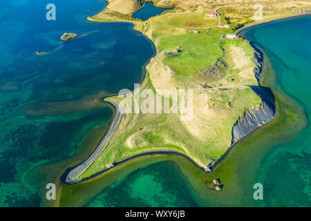 Landschaft des Sees Myvatn mit grünen Pseudokrater und Inseln an. beliebtes Reiseziel im Norden von Island, Europa Stockfoto