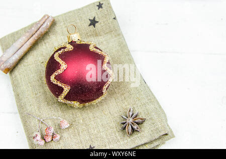 Red christmas tree Ball auf eine Serviette. Kopieren Sie Platz Stockfoto