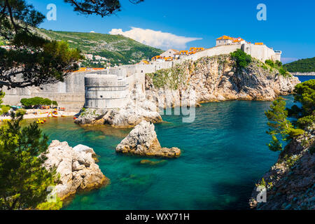 Tolle Aussicht auf die Stadtmauern von Dubrovnik und die Adria in Kroatien Stockfoto