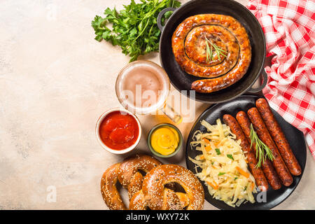 Wurst, Sauerkraut, Brezeln und Bier. Stockfoto