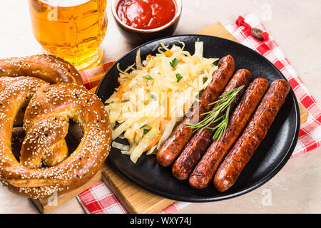 Wurst, Sauerkraut, Brezeln und Bier. Stockfoto