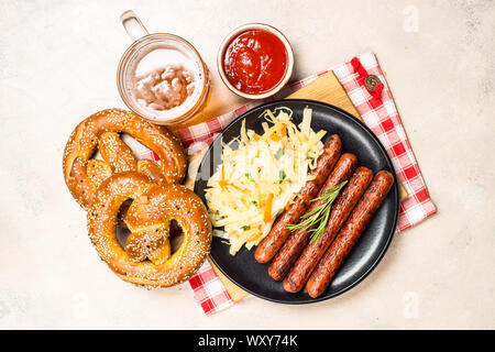 Wurst, Sauerkraut, Brezeln und Bier. Stockfoto