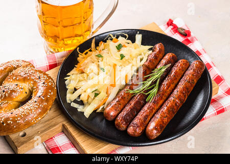 Wurst, Sauerkraut, Brezeln und Bier. Stockfoto