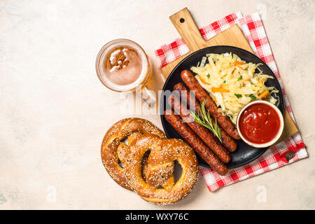 Wurst, Sauerkraut, Brezeln und Bier. Stockfoto