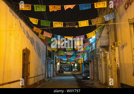 Straßen mit Papel Picado (Papier schneiden Banner) in Mexiko City dekoriert für Tag der Toten Stockfoto