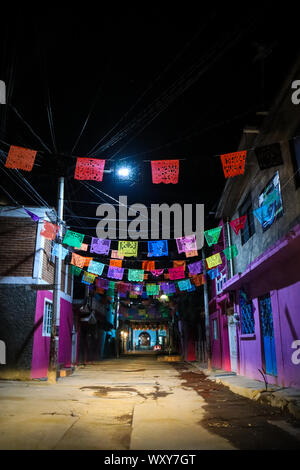 Straßen mit Papel Picado (Papier schneiden Banner) in Mexiko City dekoriert für Tag der Toten Stockfoto