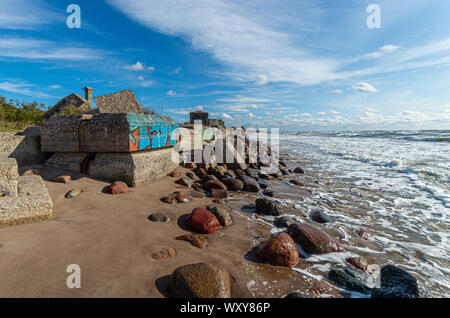 Die steinigen Ufer in der Nähe des Leuchtturms. Lettland Stockfoto