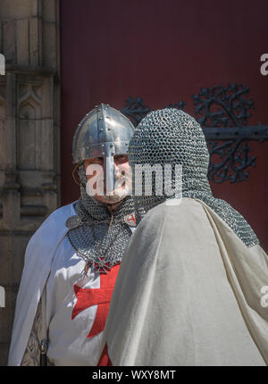 Zwei Männer, verkleidet als christliche Kreuzfahrer mit Chain Mail geht an das mittelalterliche Fest in Guerande, Frankreich. Stockfoto