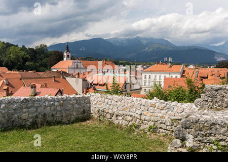 Kamnik, Slowenien. Anzeigen aus Mali Grad (kleine Burg). Stockfoto