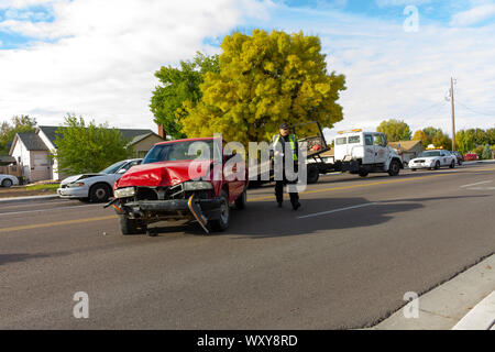 Fahrer, die in einem Unfall wegen nicht stoppen an einem Licht war Stockfoto