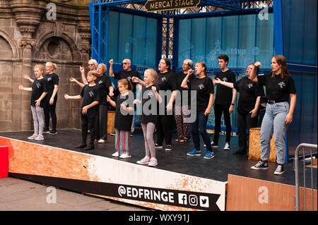 Edinburgh Fringe Festival 2019. Edinburgh, Schottland, Großbritannien. 9. August 2019. Teilnehmer des Edinburgh Fringe Festival Förderung ihrer Show auf der Bühne i Stockfoto