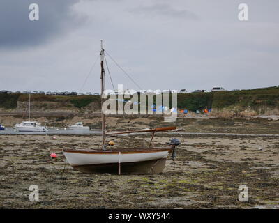 Bateaux en bois, großen barques en bois, bateau de peche a l'ancienne, bateau échoué eine marrée Basse dans le Sable, Port du Conquet, Port Stockfoto