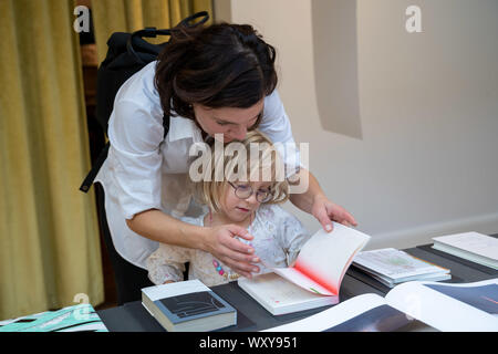 Stockholm, Schweden. 18 Sep, 2019. Menschen besuchen die Zeitgenössische Chinesische und schwedisches Buch Design Ausstellung in Stockholm, Schweden, Sept. 18, 2019. Buchen Sie Designer aus China und Schweden wird 220 ausgezeichnet Buch Designs in China kulturelle Zentrum in Stockholm ab Sept. 18 Okt. 18 angezeigt. Workshops und Seminare statt, um die Schönheit der Bücher weiter zu verbreiten. Quelle: Xinhua/Alamy leben Nachrichten Stockfoto